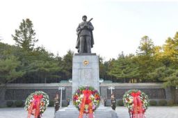 金正恩向中国志愿军烈士陵园送花圈