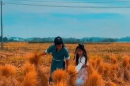 夫妻装扮成郭靖黄蓉收稻谷