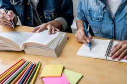 “双减”下的住家教师月薪超三万