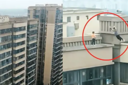 两男孩在27层楼顶缝隙立定跳远