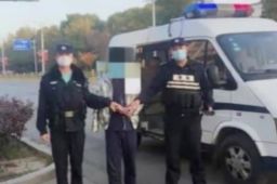 男子发“狗狗警察”表情包被拘留