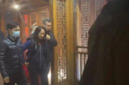 孟晚舟游张家界喝“拦门酒”