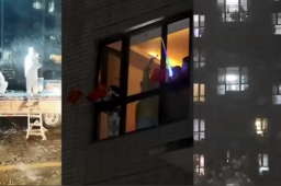 北京因疫情封闭小区风雪夜开演唱会