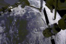 神舟十三号航天员首次出舱