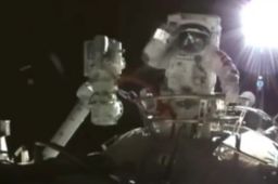 王亚平成中国首位出舱女航天员