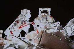 神十三航天员圆满完成出舱任务