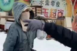 官方回应环卫工外借铁锹被辞退