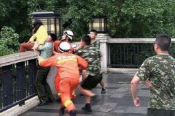 消防员飞身救轻生女子双双坠楼