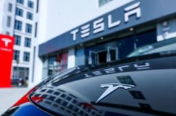 特斯拉断网致数百车主被锁车外