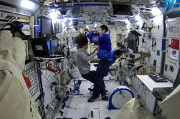 太空托尼上线 王亚平换新发型了