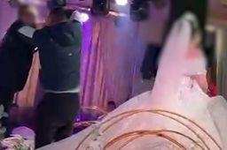 新郎结婚走红毯被朋友往衣领灌酒