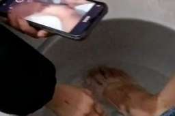 女儿给爸爸洗脚拍照后转身就走