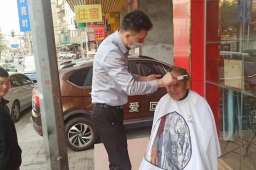 流浪街头的破产董事长已被儿子接回