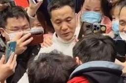 张洋洋母子团聚杜爸爸挡住人群