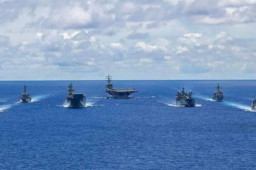 美航母一靠近南海中国军舰就来了