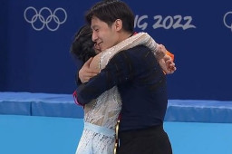 隋文静韩聪互戴金牌感动落泪