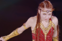 特鲁索娃cos神奇女侠再现蟹步