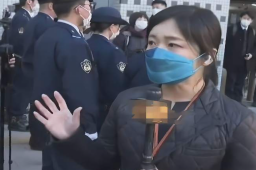 中国记者在俄罗斯驻日使馆遭围攻