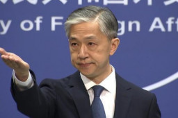 美驱逐12名俄外交官 中方回应