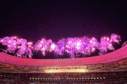 鸟巢上空绽放紫色雪花