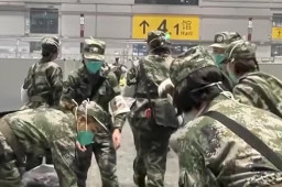 解放军整齐列队进驻上海方舱