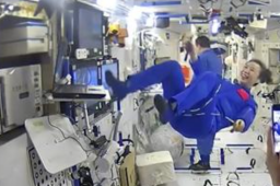 太空“出差三人组”打包行李