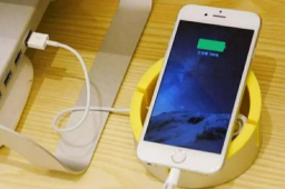 公司要求员工下班发手机电量截图