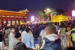 西安大雁塔游客爆满