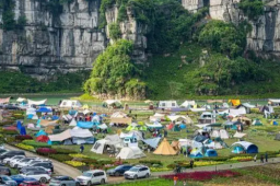 这个五一有草地的地方就有帐篷