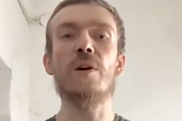 亚速营指挥官手缠绷带宣布投降