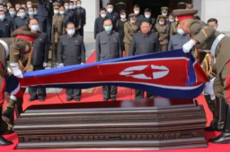 朝鲜元帅国葬出殡 金正恩为其抬棺
