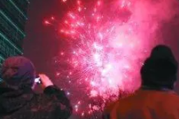 上海将恢复小区出入 市民放烟花庆祝