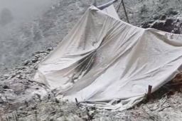 甘肃肃南七月飞雪 有牧民帐篷被压塌