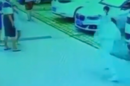 警方回应大白飞踹核酸检测男子