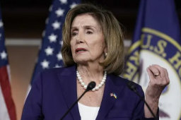 佩洛西专机抵达新加坡