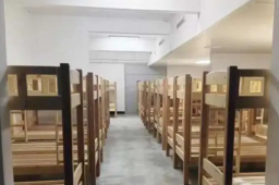 河南一学校80人一间宿舍 官方介入