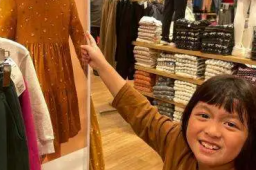 女孩逛商场发现海报神还原自己