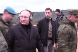 普京视察训练 现场试射狙击步枪