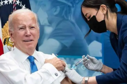 拜登接种升级版疫苗加强针 表情轻松