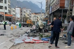 特斯拉失控狂奔连撞多车 致2死3伤