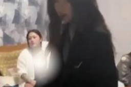 女孩被多人殴打强迫下跪 警方通报