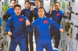 神十五成功对接空间站组合体