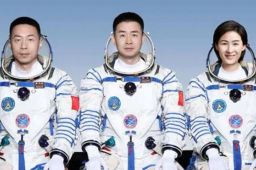 神舟十四号航天员乘组平安抵京