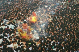 广东最狂野民俗盐拖灶神：场面激烈