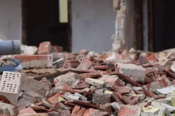 14岁女孩状告亲妈占用30多万拆迁款