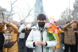 媒体评年轻人不上课不上进只上香