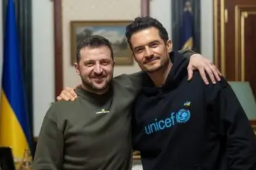 “精灵王子”与泽连斯基搂肩合影