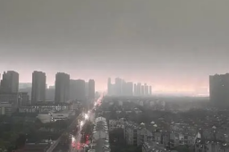 武汉大暴雨白天变黑夜