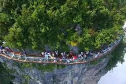 张家界回应天门山景区多人跳崖自杀