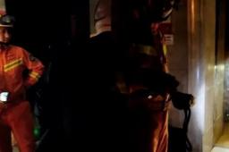 女孩被困酒店不准消防破坏电梯营救